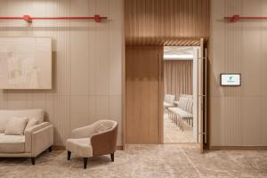 Гостиная зона в Holiday Inn Almaty