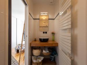 プルガヌーにあるVilla lumineuse vue mer 150m plageの小さなバスルーム(シンク、カウンター付) +26枚の写真