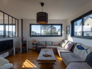 プルガヌーにあるVilla lumineuse vue mer 150m plageのソファとテーブルのあるリビングルーム