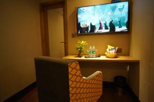 TV a/nebo společenská místnost v ubytování The Corus Hotel