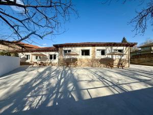 a large patio with chairs and a building at Apartamentos el puente in La Abadilla