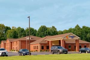 a car dealership with cars parked in a parking lot at Comfort Inn near Downtown & Blue Ridge PKWY in Marion