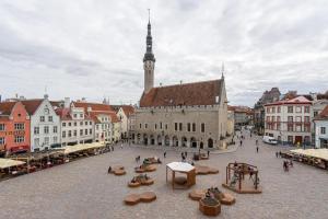 Pemandangan umum bagi Tallinn atau pemandangan bandar yang diambil dari apartmen
