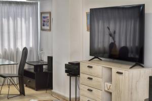TV a/nebo společenská místnost v ubytování Stunning Top-Floor Beachfront Apartment
