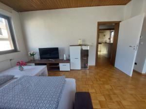 Μια τηλεόραση ή/και κέντρο ψυχαγωγίας στο nice stay, 3 minutes to Kastel train station