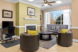 Posezení v ubytování Quality Inn Fayetteville Near Historic Downtown Square