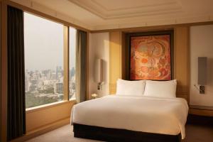 Ein Bett oder Betten in einem Zimmer der Unterkunft Banyan Tree Bangkok
