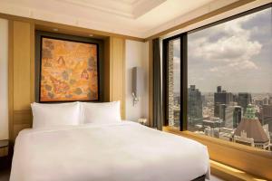 Ein Bett oder Betten in einem Zimmer der Unterkunft Banyan Tree Bangkok