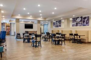 Μια τηλεόραση ή/και κέντρο ψυχαγωγίας στο MainStay Suites Newnan Atlanta South