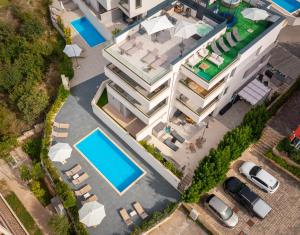 Bazén v ubytování Apartment Alegria in Okrug with heated Pool, Sea view, Jacuzzi, Wifi nebo v jeho okolí