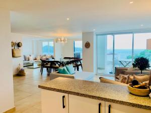 cocina y sala de estar con vistas al océano en The Best View in Brisas Marques, en Acapulco