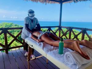 un hombre con una máscara facial y una mujer acostada en una cama en The Best View in Brisas Marques, en Acapulco