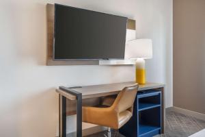 Comfort Inn & Suites Frisco East - McKinney的电视和/或娱乐中心