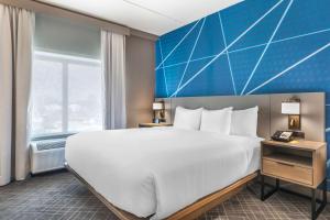Comfort Inn & Suites Frisco East - McKinney客房内的一张或多张床位