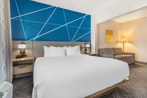 Comfort Inn & Suites Frisco East - McKinney客房内的一张或多张床位