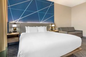 Comfort Inn & Suites Frisco East - McKinney客房内的一张或多张床位