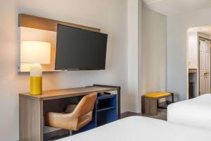 Comfort Inn & Suites Frisco East - McKinney客房内的一张或多张床位