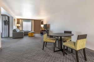 Comfort Inn & Suites Frisco East - McKinney的休息区