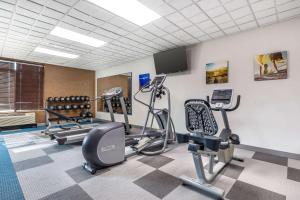 Comfort Inn & Suites Frisco East - McKinney的健身中心和/或健身设施