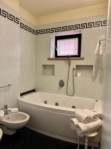A bathroom at Relais Ristori Még 37 kép