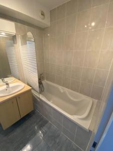 シルティカイムにあるLa Résidence St Arnould, À 10 min du centre de Strasbourgのバスタブと洗面台のあるバスルーム +10枚の写真
