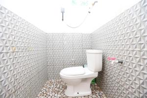 KejajarにあるBatu Lawang Sikunir By Travelinkの白いタイル張りの壁のバスルーム(トイレ付) +58枚の写真