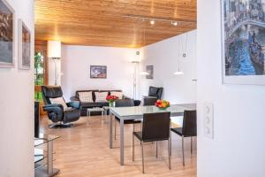 a living room with a table and chairs at Familienunterkunft Schweizerhof 414 - Lenzerheide in Lenzerheide +4 photos