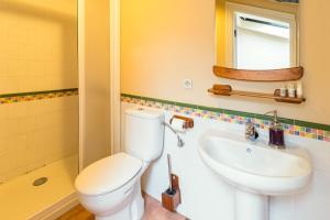 ein Badezimmer mit Toilette und Waschbecken in der Unterkunft La Casona in San Vicente de la Barquera + 20 Fotos