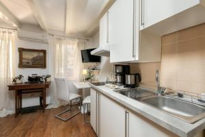 Kuchyň nebo kuchyňský kout v ubytování Duplex Apartment Camelia in charming Old town