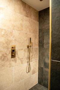 een badkamer met een douche met een slang bij Evaziona in Blairville