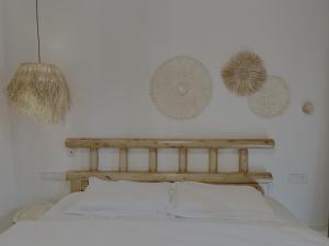 een slaapkamer met een bed met twee hoeden aan de muur bij Island Flower Coconut 花椰椰民宿 in Haikou +38 foto's