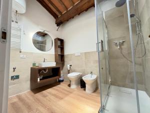 カザーレ・マリッティモにあるLa Gemma del Castelloのトイレとガラスのシャワー付きのバスルーム +10枚の写真