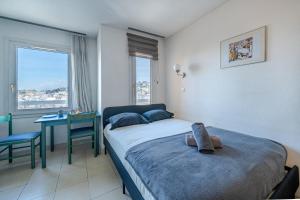 a bedroom with a bed and a desk and a window at Studio hypercentre gare in Nice