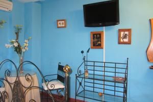 a blue room with a tv on a blue wall at Hotel Sierra Madrona in Fuencaliente
