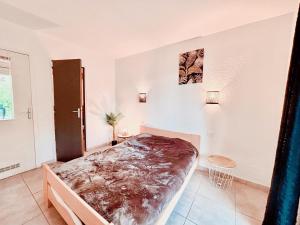 sypialnia z łóżkiem w pokoju w obiekcie Appartement calme avec jardin privatif - 3 - w mieście Canet-en-Roussillon