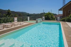 basen z drewnianym tarasem w obiekcie 065 - VILLA LETIZIA, Elegante 2 PISCINA e Natura, 10 minuti da MARE e SPIAGGIE w mieście Casarza Ligure
