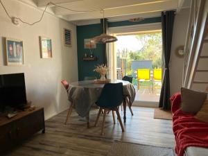 Posezení v ubytování 250 m des plages - Jardin - WIFI - Velos -