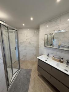 Un baño con ducha, lavabo y espejo. en Villa Le domaine des Reves, en Hauteville-Lompnes 20 fotos más