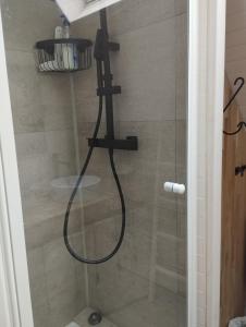 una ducha con cabezal de ducha en un baño en Maintenon Saint Martin de nigelles, maison d'hôtes Marguerite, en Églancourt 9 fotos más