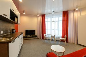 基輔的住宿－Partner Guest House Klovs'kyi，厨房以及带桌椅的起居室。