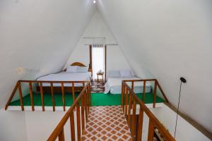 Ένα ή περισσότερα κρεβάτια σε δωμάτιο στο Batu Lawang Sikunir By Travelink