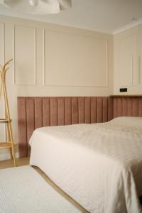 A bed or beds in a room at Apartament Nowy Swiat