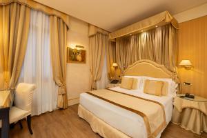 Rúm í herbergi á Hotel A La Commedia