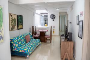 a living room with a couch and a table at ALQUILO''APARTAMENTO COMPLETO con ZONA PRIVADA SOCIAL BARBECUE BBQ'' para FAMILIAS-3 HABITACION-2 duchas in Cali