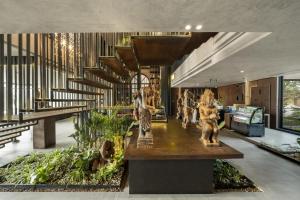 hol z posągami i roślinami w budynku w obiekcie The Code Hotel & Spa Da Nang w mieście Da Nang