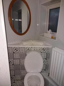 Ένα μπάνιο στο Charis House