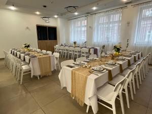 Reštaurácia alebo iné gastronomické zariadenie v ubytovaní Hotel Dom Polonii