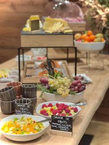 ヴォントロンにあるDomaine de Montagne - Hôtel Chalet Frère Josephの果物と野菜のビュッフェ