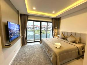 En eller flere senge i et værelse på Zensiri Luxury 3BDR Pool Villa