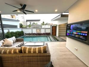 Et tv og/eller underholdning på Zensiri Luxury 3BDR Pool Villa